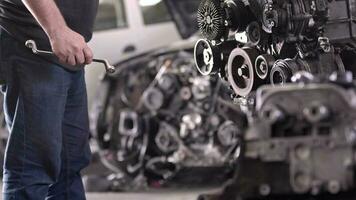 meester reparaties auto motor met hand- gereedschap in de reparatie winkel filmmateriaal. video