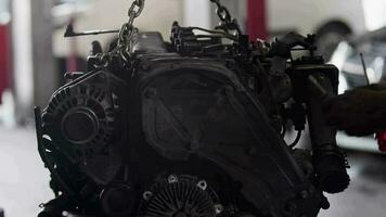 meester reparaties auto motor met hand- gereedschap in de reparatie winkel filmmateriaal. video