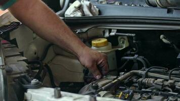Maestro refacción coche motor con mano herramientas en el reparar tienda imágenes. video
