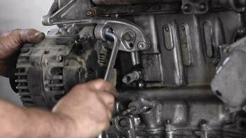 Maestro refacción coche motor con mano herramientas en el reparar tienda imágenes. video