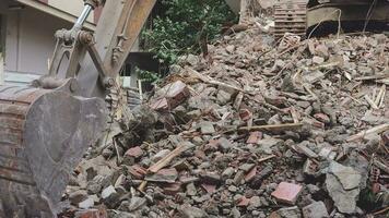 escavadora demolição velho construção casa imagens de vídeo. video