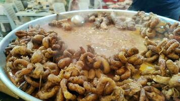 tradicional turco ovelha prato fez com murmúrio arroz e Cordeiro intestino miudezas imagens de vídeo. video
