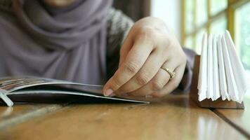 vrouw hand- lezing een voedsel menu Bij cafe video