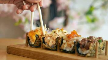 Sushi und traditionell japanisch Essen auf Tabelle mit Kopieren Raum video