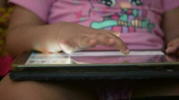 kind hand- richten vinger Aan digitaal tablet scherm video