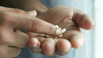 Männerhand mit Medizin aus dem Tablettenbehälter verschüttet video