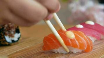 traditionele Japanse nigirisushi met zalm op bord video