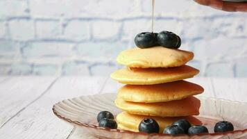 Pouring maple syrup on pancakes with fresh berries video