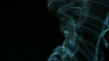 resumen fumar sube arriba en hermosa remolinos en negro antecedentes. video