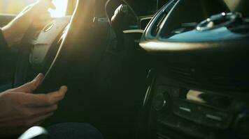 hombre conducción en innovador automatizado coche utilizando auto-estacionamiento piloto automático para estacionamiento en estacionamiento lote video