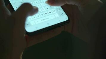 vrouw handen typen tekst Aan smartphone detailopname. gebruik makend van smartphone dichtbij omhoog in de avond video