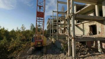 fpv fuco mosche velocemente e agilmente attraverso un abbandonato distrutto costruzione. post-apocalittico Posizione senza persone video