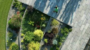 schoonmaak tuin beton patio en trap gebruik makend van lucht blazer antenne visie video