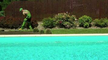 jardinier remplacer pièce de herbe. video