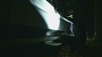 Dieb mit Taschenlampe Öffnung rv Wohnmobil van Türen und brechen im während spät Nacht Std video