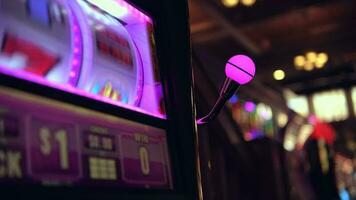 jugando clásico espacio máquina juego dentro uno de el las vegas casino video