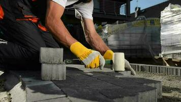 caucasico lavoratore pavimentazione giardino sentiero. ciottolo pavimentazione video