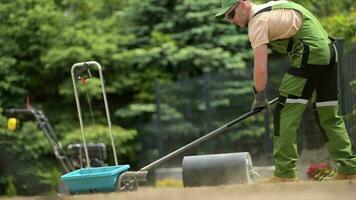 professionale giardiniere preparazione suolo nel Giardino dietro la casa giardino video
