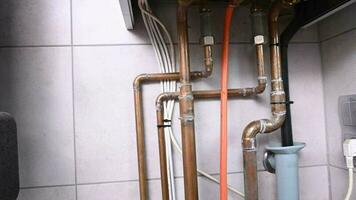profesional hvac trabajador reparando gas calentador. caliente agua caldera sistemas controlar. video