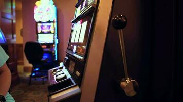 uno entregó bandido espacio máquinas jugar dentro las vegas casino video