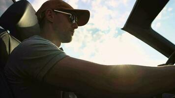 hombre conducción convertible coche en soleado día. video