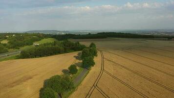 panoramico Visualizza di terreni agricoli e nazione strade. video