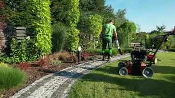 kaukasisch Gärtner weht Schmutz und Blätter von Garten Kopfsteinpflaster Wege video