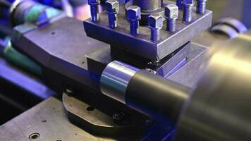 bearbetning metall element använder sig av svarv maskin stänga upp antal fot video