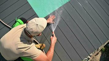 Arbeiter Waschen Schwimmen Schwimmbad zusammengesetzt Deck video