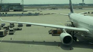 september 1, 2021. Frankfurt Internationale luchthaven fra Duitsland een vliegtuig voorbereidingen treffen voordat De volgende vlucht video
