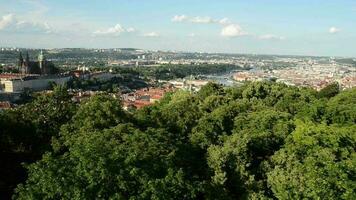 Praga panorama en verano. paisaje urbano video