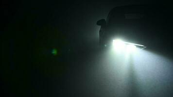 modern aktiv Auto LED Scheinwerfer durchführen im Nebel video