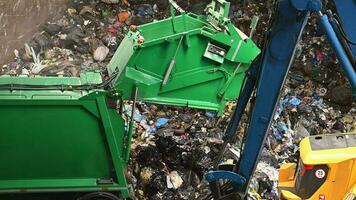 Müll LKW liefern Stadt Müll zu das Sortierung Einrichtung video