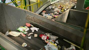 vuilnis wezen vervoerd Aan uitschot transportbanden binnen sorteren en recycling faciliteit. stedelijk verspilling beheer thema. video