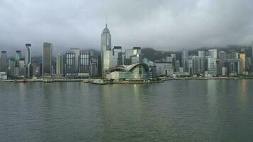 Antenne Aussicht Drohne 4k Aufnahmen von modern Wolkenkratzer im Hong Kong. Gebäude im Hong kong Stadt. Victoria Hafen video