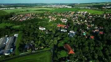 antenne visie van een dorp met kasteel en groen bomen video