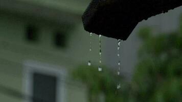 eau de pluie s'égoutte de le toit carrelage. video