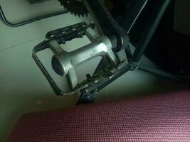 foto de un bicicleta pedal manivela hecho de aluminio en negro color
