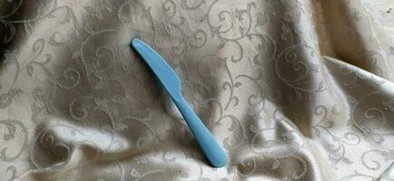 el cuchillo para corte filete es azul, hecho de el plastico foto