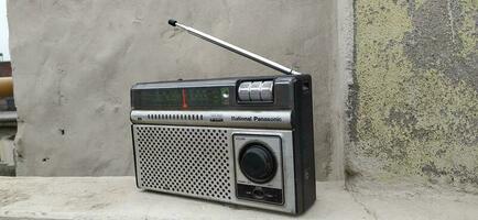 un antiguo plata negro radio ese es roto foto