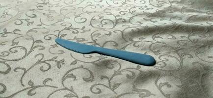 el cuchillo para corte filete es azul, hecho de el plastico foto
