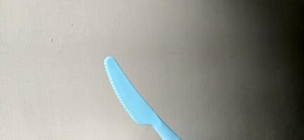 el cuchillo para corte filete es azul, hecho de el plastico foto