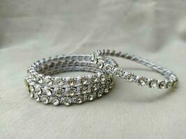 hermosa blanco plata pulsera con perla adornos foto