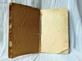 un antiguo marrón libro con un Clásico textura foto