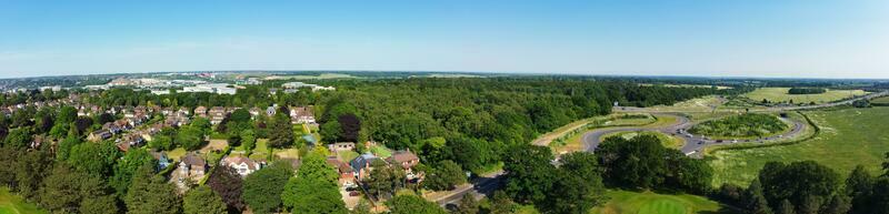 aéreo ver de lutón pueblo de Inglaterra Reino Unido a terminado el Wardown público parque, el drones cámara imágenes estaba capturado en junio 13, 2023 foto