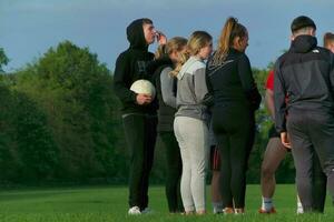 un bajo ángulo ver de personas son jugando juego en jugar suelo a público parque de lutón ciudad de Inglaterra genial Bretaña Reino Unido, el imágenes estaba capturado en 12-abril-2023 foto