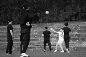 un bajo ángulo ver de personas son jugando juego en jugar suelo a público parque de lutón ciudad de Inglaterra genial Bretaña Reino Unido, el imágenes estaba capturado en 12-abril-2023 foto