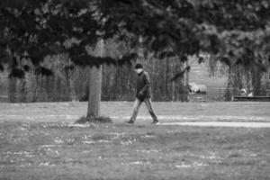 un bajo ángulo ver de personas son jugando juego en jugar suelo a público parque de lutón ciudad de Inglaterra genial Bretaña Reino Unido, el imágenes estaba capturado en 12-abril-2023 foto