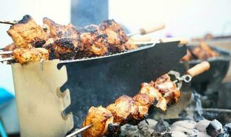 hermosa y sabroso pollo parilla es Cocinando en parrilla con calentado carbón en un hogar jardín. el imágenes estaba capturado en junio 10, 2023 foto