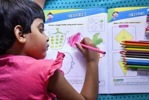 niños absorto en dibujo, explorador creatividad y expresando sí mismos en su Arte libro foto